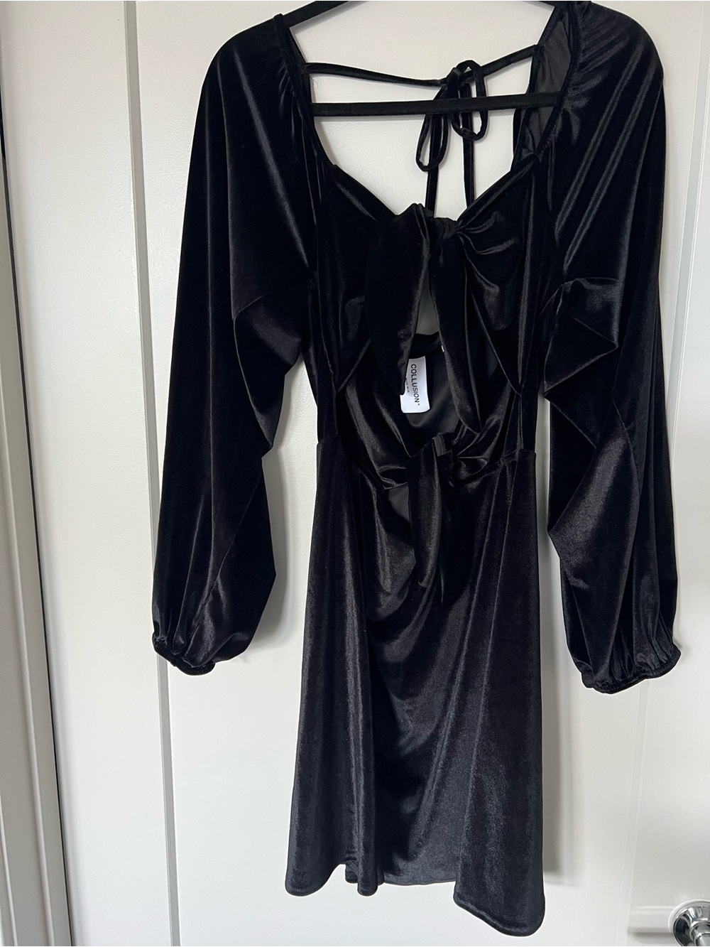 Women's Black Velvet Long-Sleeve Tie-Back Dress
